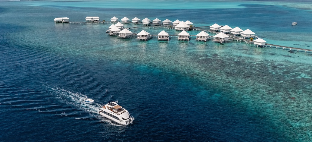 Yacht de luxe naviguant dans l’atoll Sud Malé aux Maldives