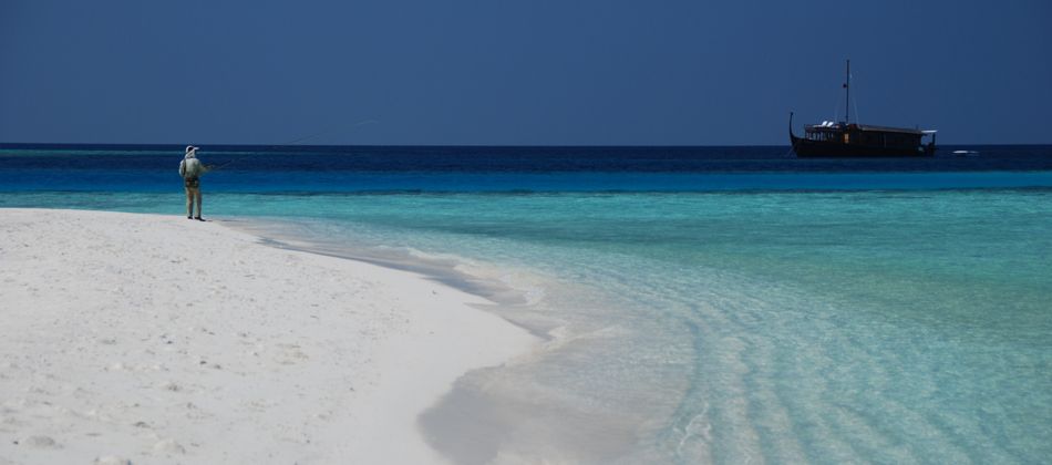 Le Dhoni Stella navigue autour d'un banc de sable des Maldives.